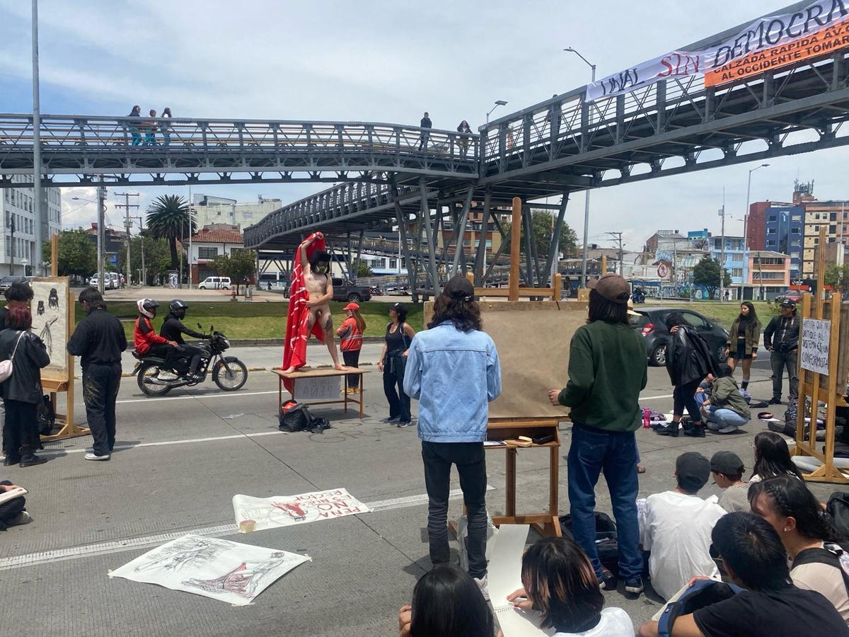 Estudiantes de la Universidad Nacional protestan al desnudo por designación de Ismael Peña