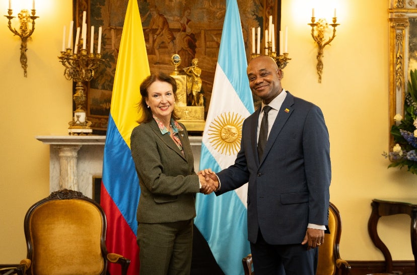 Regresa a Buenos Aires embajador de Colombia tras crisis diplomática