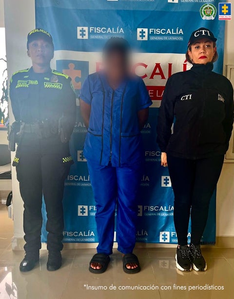 La mujer quemó las manos de su hija de 7 años con una estufa caliente