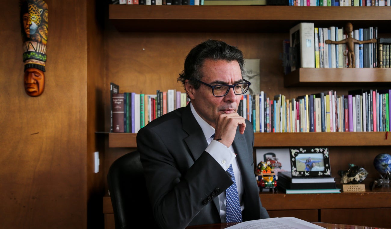 Alejandro Gaviria presenta tutela contra Gustavo Petro por acusaciones de desvío de recursos hacia FOMAG