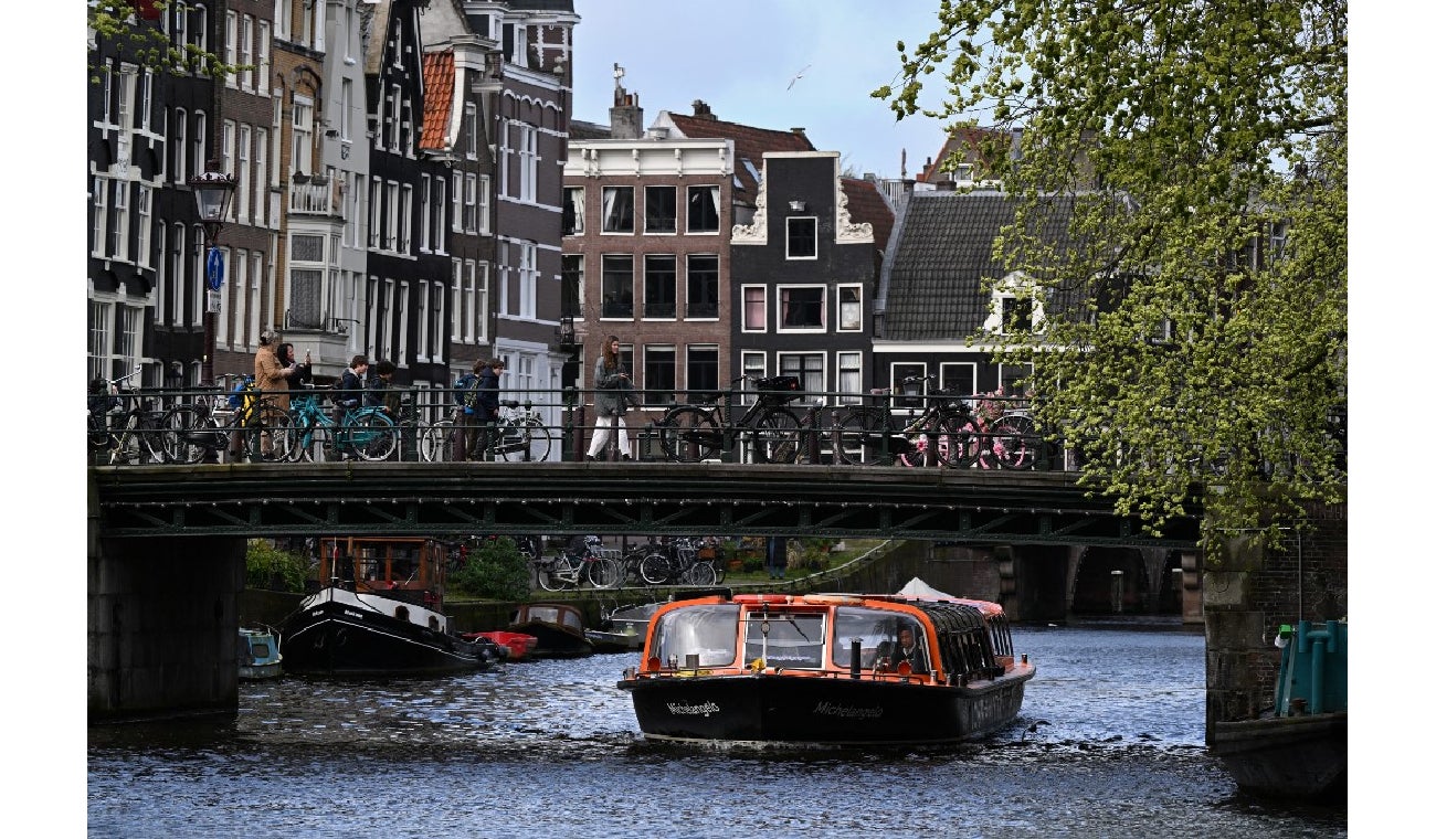 ¡Casas torcidas, historia fascinante! El secreto detrás de la inclinación de Ámsterdam