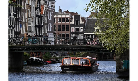 ¡Casas torcidas, historia fascinante! El secreto detrás de la inclinación de Ámsterdam