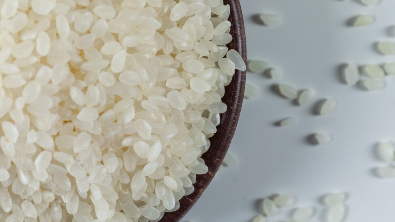 Estudio revela que comer arroz recalentado beneficia la salud de personas con diabetes