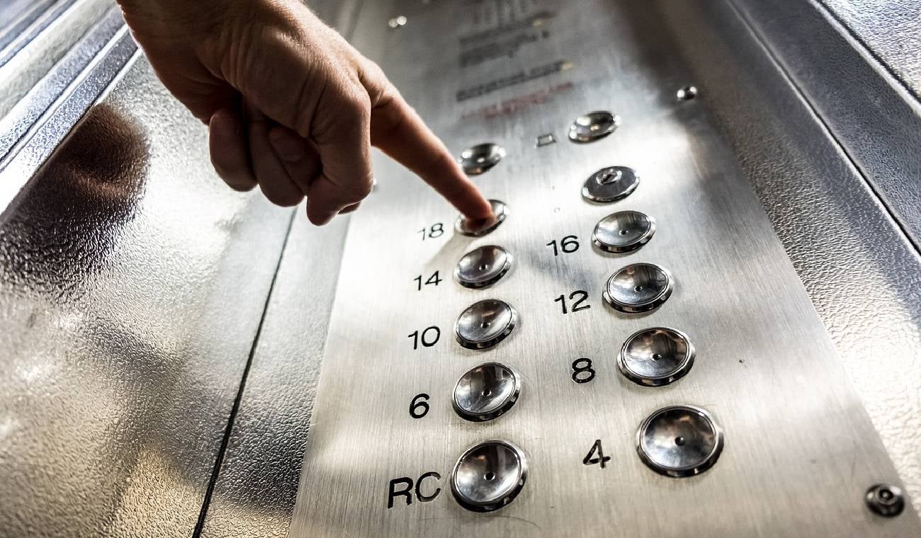 Qué hacer ante una caída de ascensor