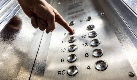 Qué hacer ante una caída de ascensor