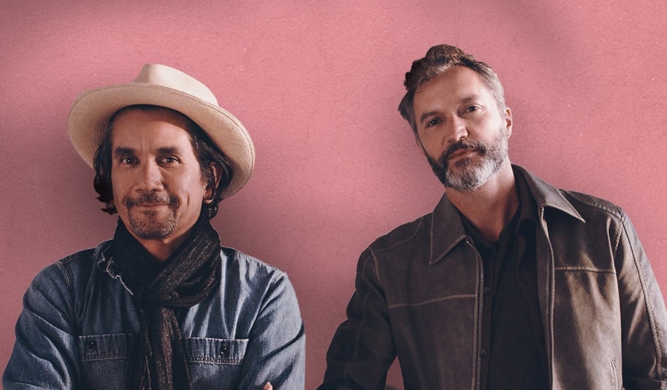 Bacilos lanzó el jueves su sexto álbum de estudio 'Pequeños Romances', marcando su regreso a la escena musical