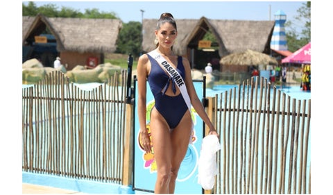 Camila Avella, Miss Universe Colombia 2023, en desfile de traje de baño