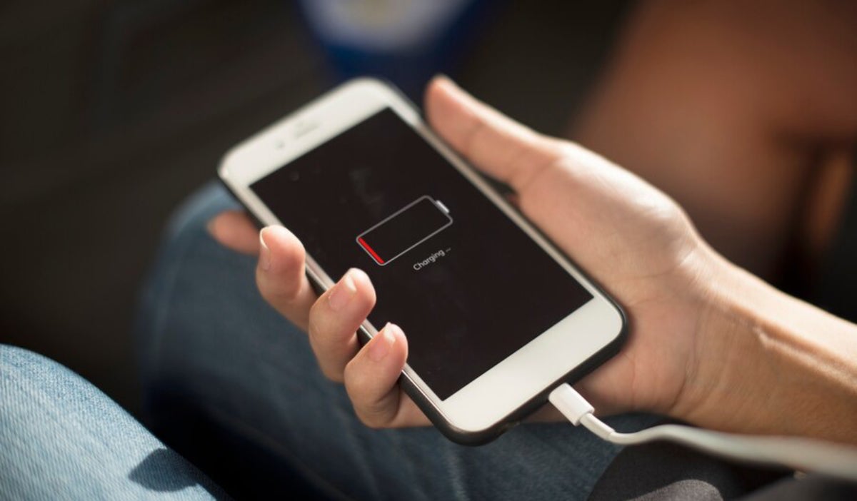 Desmitificando el cuidado de la batería del celular: evite cargar al 100% y descarga completa