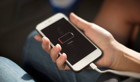 Desmitificando el cuidado de la batería del celular: evite cargar al 100% y descarga completa