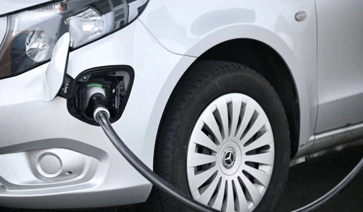 Carro eléctrico cargandóse