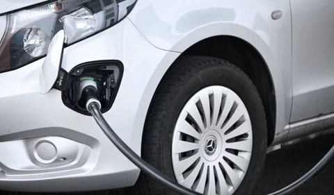 Carro eléctrico cargandóse