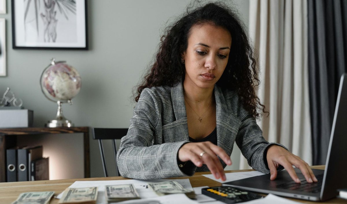 Mujer contando dinero y haciendo cuentas