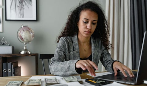 Mujer contando dinero y haciendo cuentas