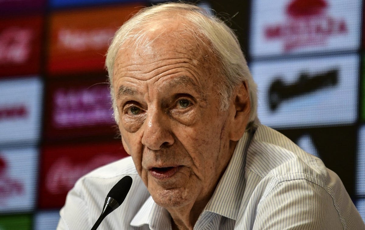 El fútbol argentino llora la pérdida de César Luis Menotti, el legendario entrenador que marcó una era en la albiceleste.