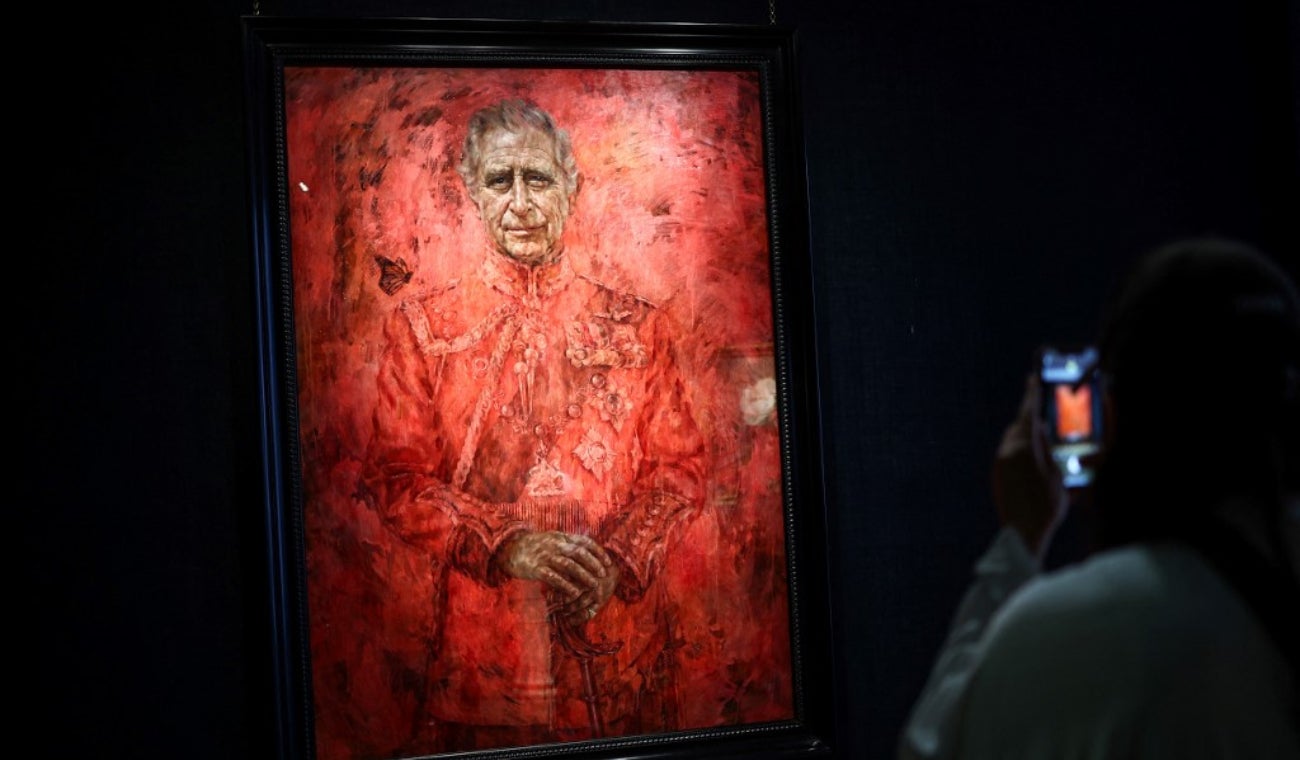 ¿Una revelación aterradora? Descubre la figura oculta en el retrato del Rey Carlos III