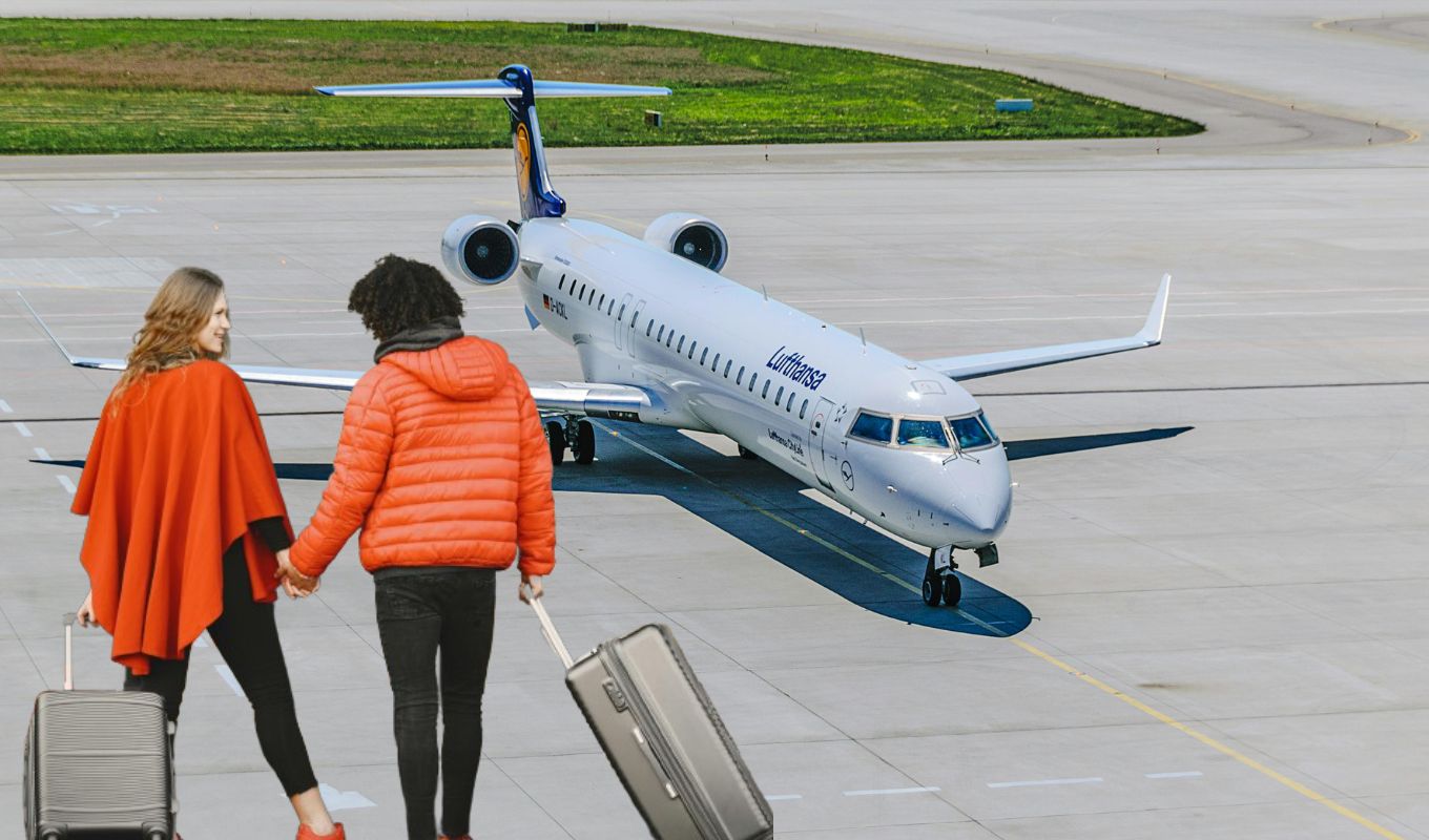 Avión y dos personas con maletas