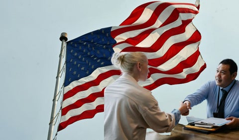 Bandera de Estados Unidos y dos personas