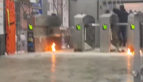 Encapuchados queman Transmilenio