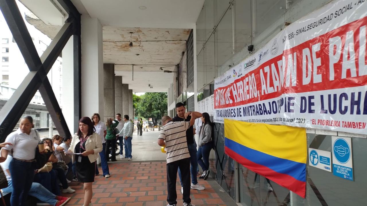 Huelga de empleados en el Ministerio de Trabajo