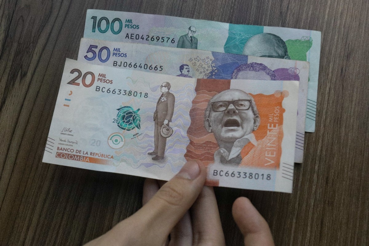 Billetes / pesos colombianos / dinero