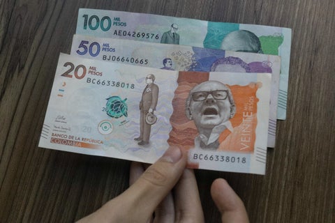 Billetes / pesos colombianos / dinero