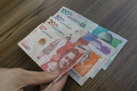 Billetes / pesos colombianos / dinero