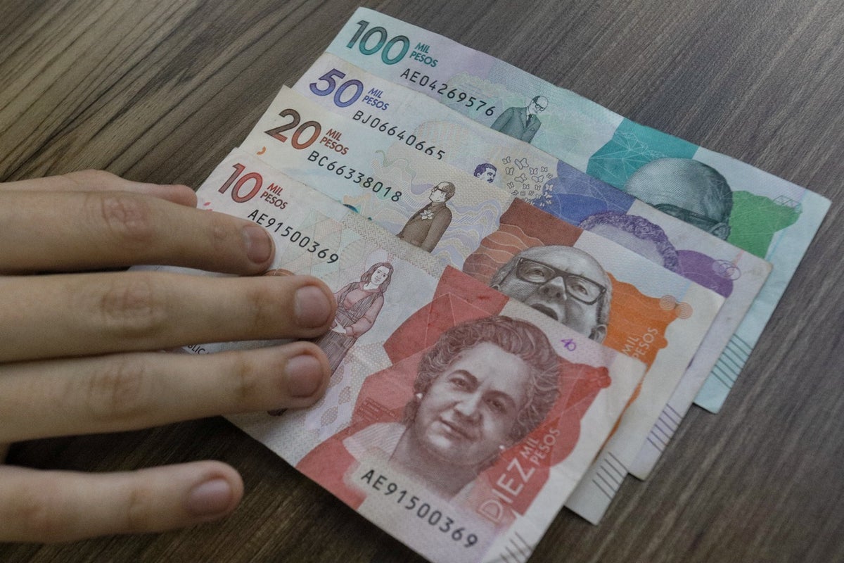 Billetes / pesos colombianos / dinero