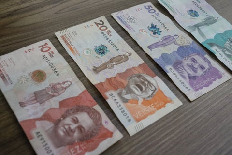 Billetes / pesos colombianos / dinero