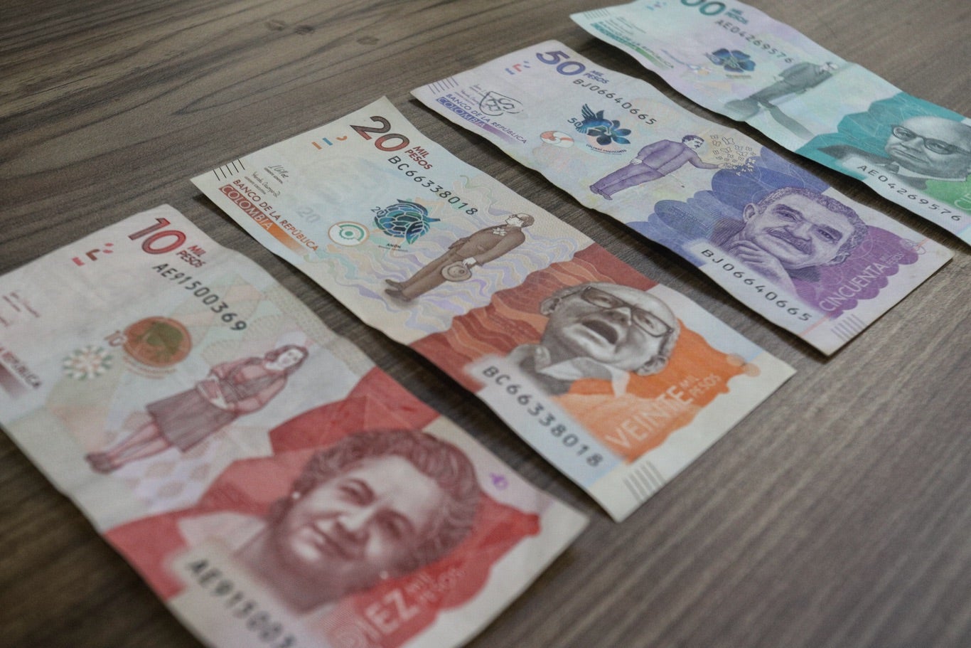 Billetes / pesos colombianos / dinero