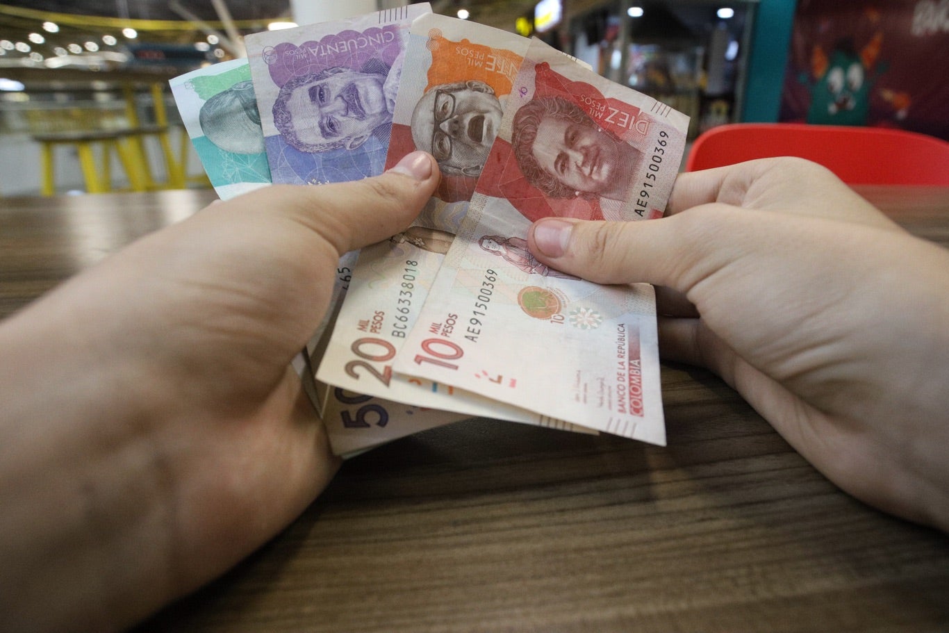 Billetes / pesos colombianos / dinero