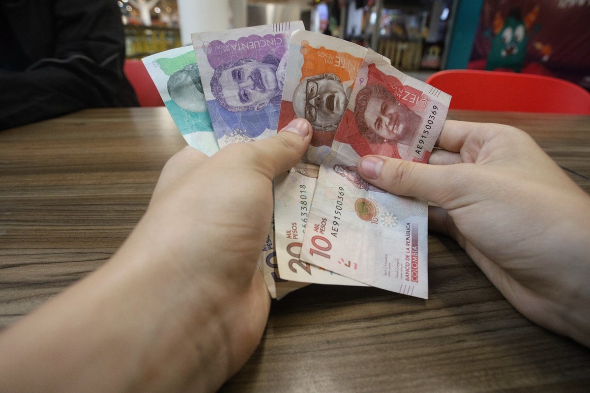 Billetes / pesos colombianos / dinero