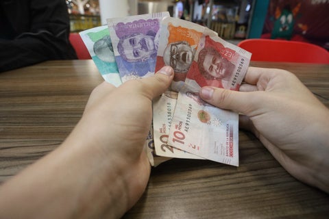 Billetes / pesos colombianos / dinero