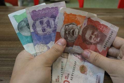 Billetes / pesos colombianos / dinero