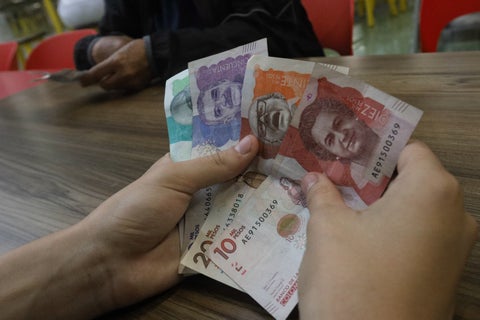 Billetes / pesos colombianos / dinero