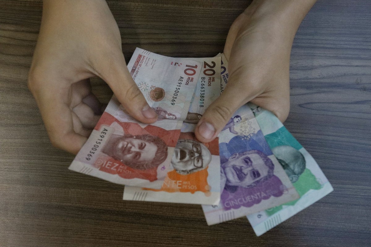 Billetes / pesos colombianos / dinero
