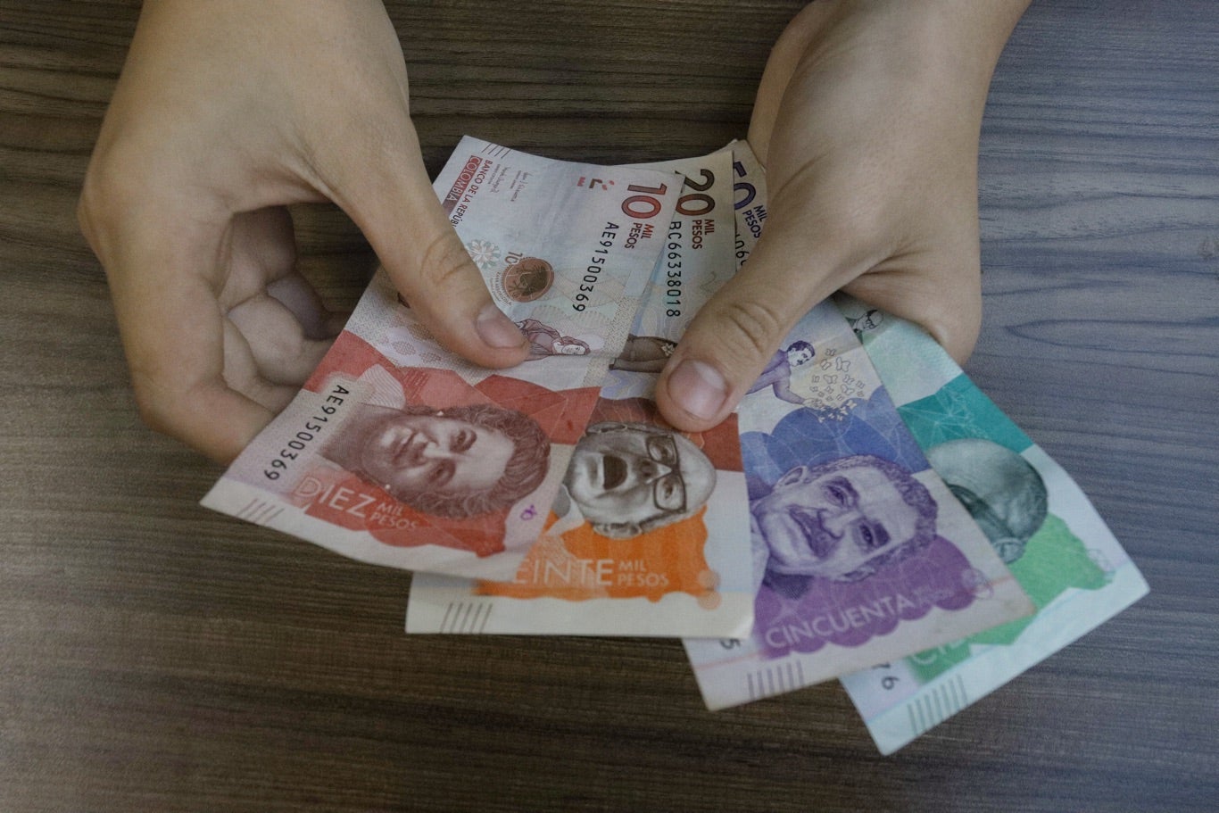 Billetes / pesos colombianos / dinero