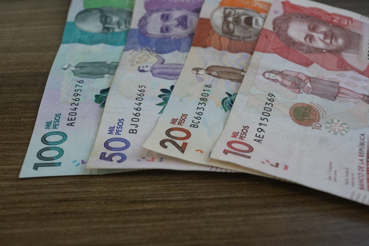 Billetes / pesos colombianos / dinero