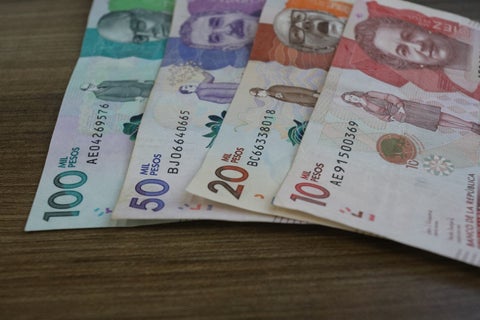 Billetes / pesos colombianos / dinero