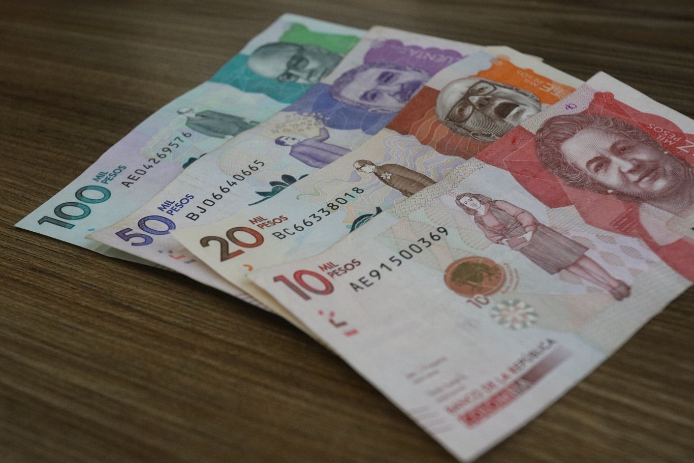 Billetes / pesos colombianos / dinero