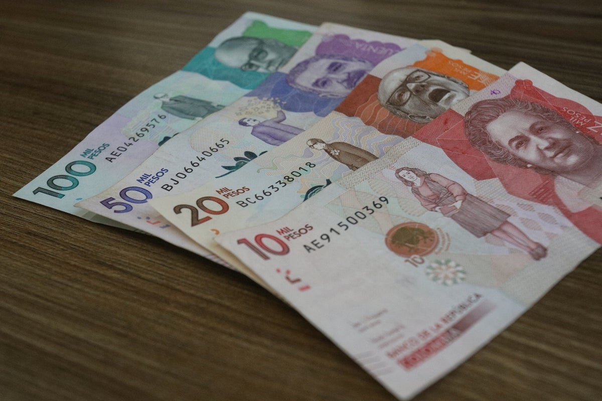 Billetes / pesos colombianos / dinero