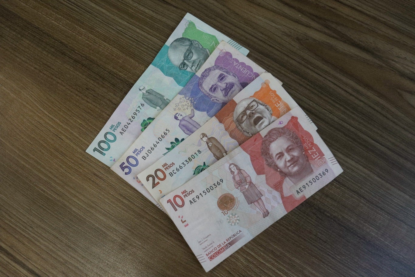 Billetes / pesos colombianos / dinero