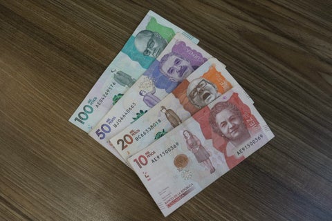 Billetes / pesos colombianos / dinero