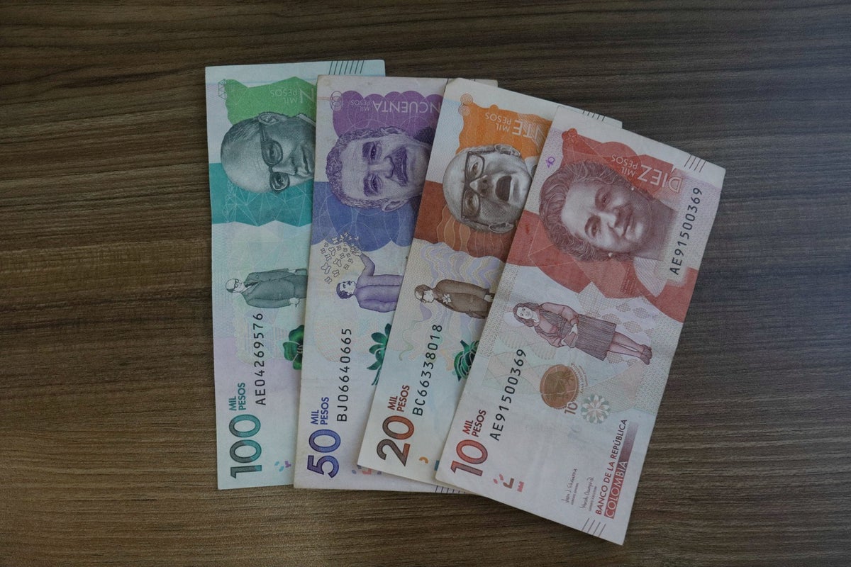 Billetes / pesos colombianos / dinero