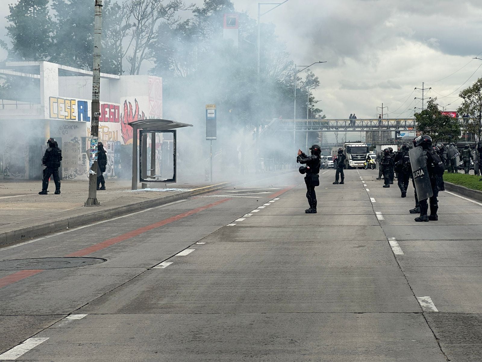 Ministro de Defensa de Colombia condena violencia en protestas frente a embajada de Estados Unidos en Bogotá. Policías heridos por flechas. Investigación apunta a grupos criminales. Recompensa de 20 millones por información.