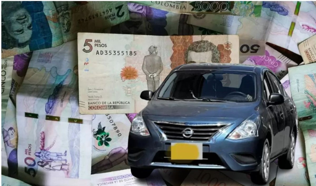 Billetes y un carro