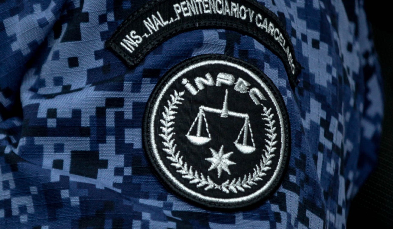 Guardia del Inpec recibe fajo de billetes