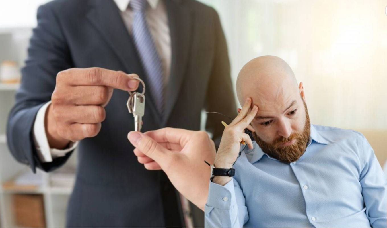 Persona con llaves y un hombre preocupado
