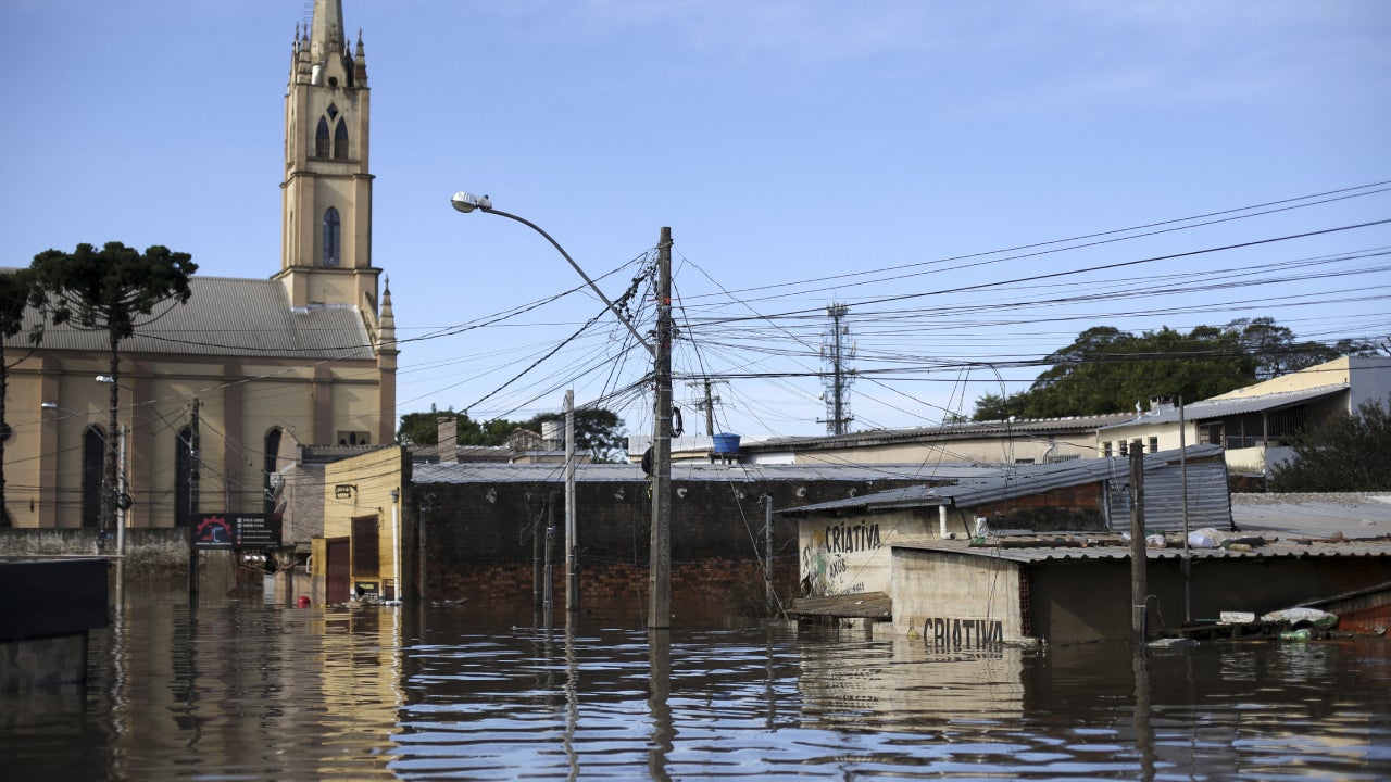 Inundaciones en el sur de Brasil deja 155 muertos