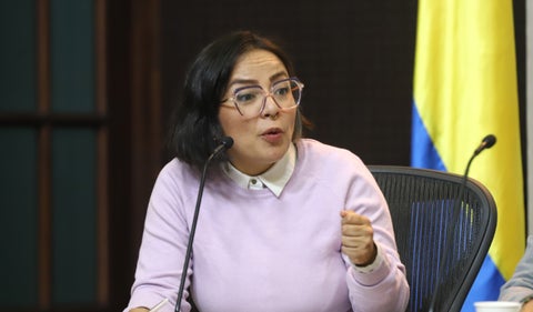 Jennifer Pedraza, representante del Partido Dignidad y Compromiso, eleva la alerta sobre la falta de transparencia en la discusión de importantes reformas y la responsabilidad política del presidente Petro