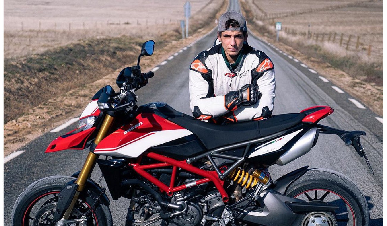 Miguel Herrán, de Élite, optimista tras accidente en moto
